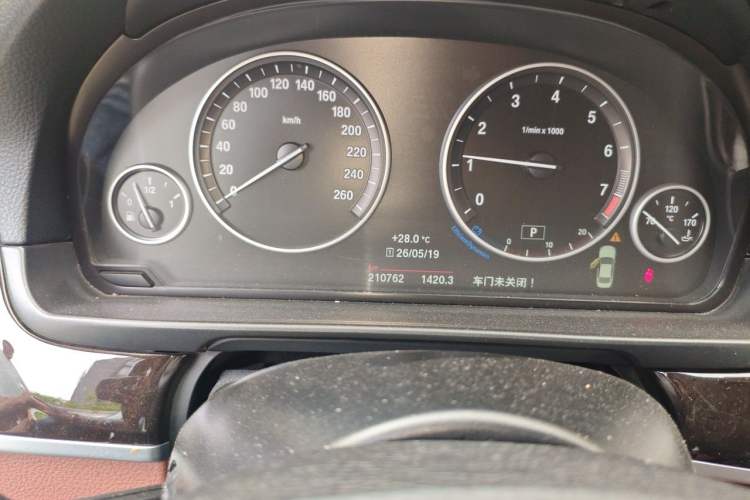 Used BMW 5 Series 2017 525Li Leading Model Odometer Close Up