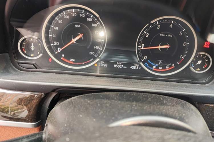 Used BMW 5 Series 2017 525Li Leading Model Odometer Close Up