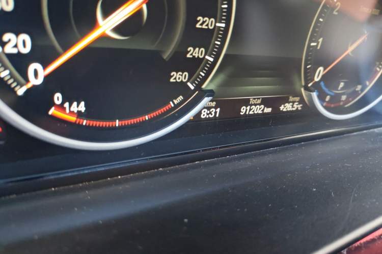 Used BMW 5 Series 2017 525Li Leading Model Odometer Close Up