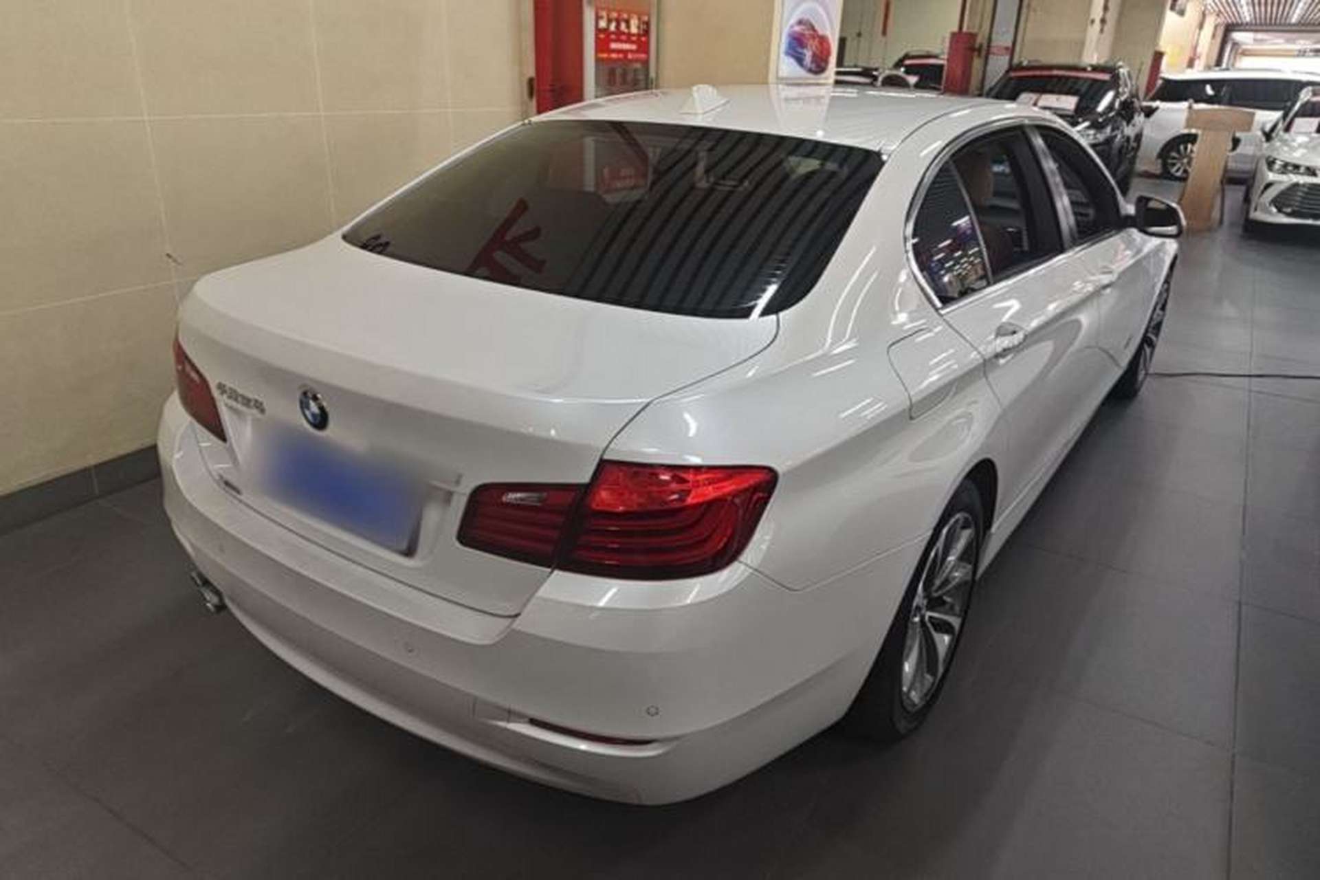 Used BMW 5 Series 2017 528Li xDrive Leading Model Rear Right 45 Deg