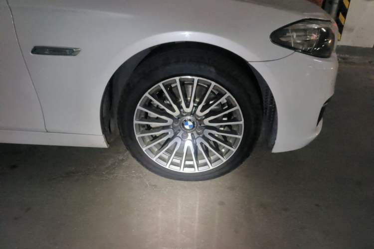 Used BMW 5 Series 2017 525Li Luxury Design Package Right Front Wheel Hub