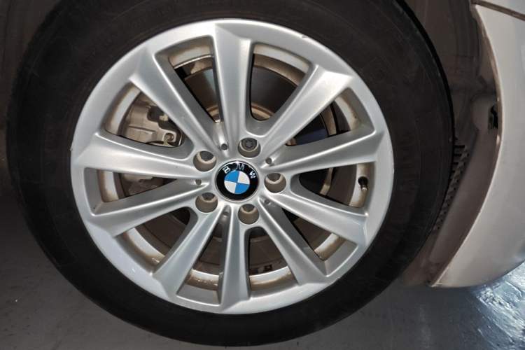Used BMW 5 Series 2017 520Li Elegant Edition Right Front Wheel Hub