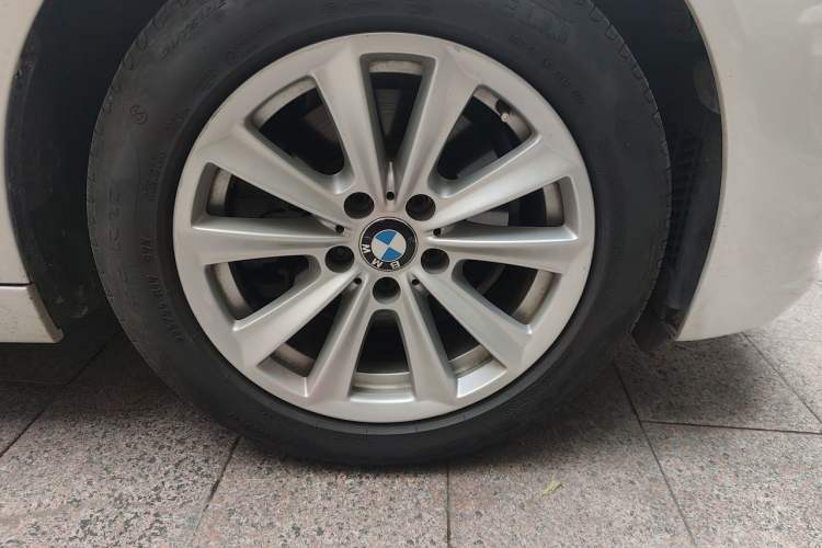 Used BMW 5 Series 2017 520Li Elegant Edition Right Front Wheel Hub