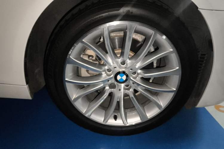 Used BMW 5 Series 2017 525Li Luxury Design Package Right Front Wheel Hub