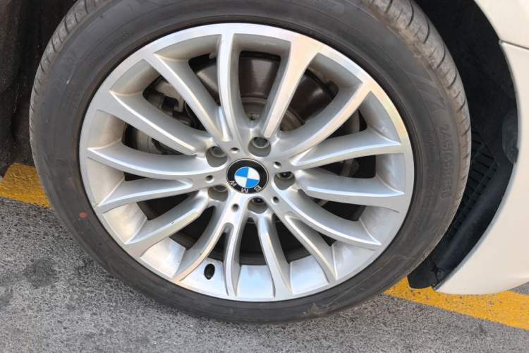 Used BMW 5 Series 2017 525Li Luxury Design Package Right Front Wheel Hub