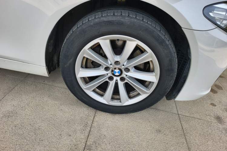 Used BMW 5 Series 2017 520Li Elegant Edition Right Front Wheel Hub