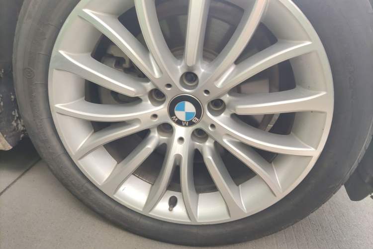 Used BMW 5 Series 2017 525Li Luxury Design Package Right Front Wheel Hub