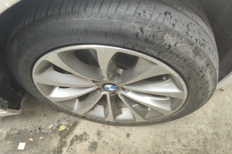Used BMW 5 Series 2017 525Li Leading Model Right Front Wheel Hub