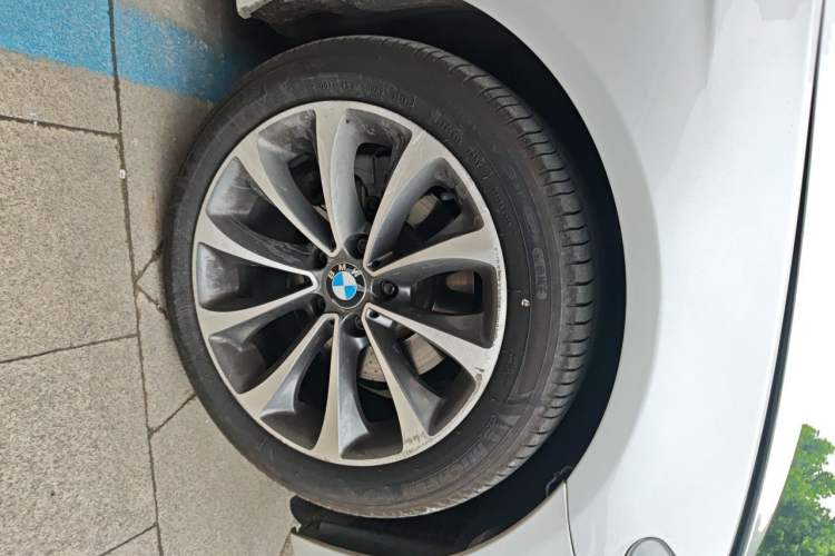 Used BMW 5 Series 2017 525Li Leading Model Right Front Wheel Hub