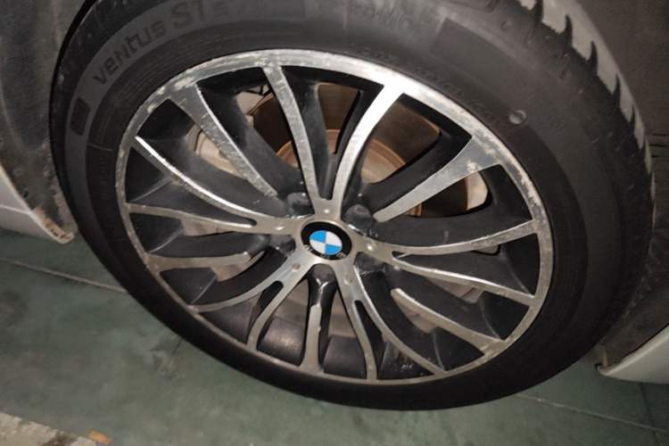 Used BMW 5 Series 2017 525Li Luxury Design Package Right Front Wheel Hub