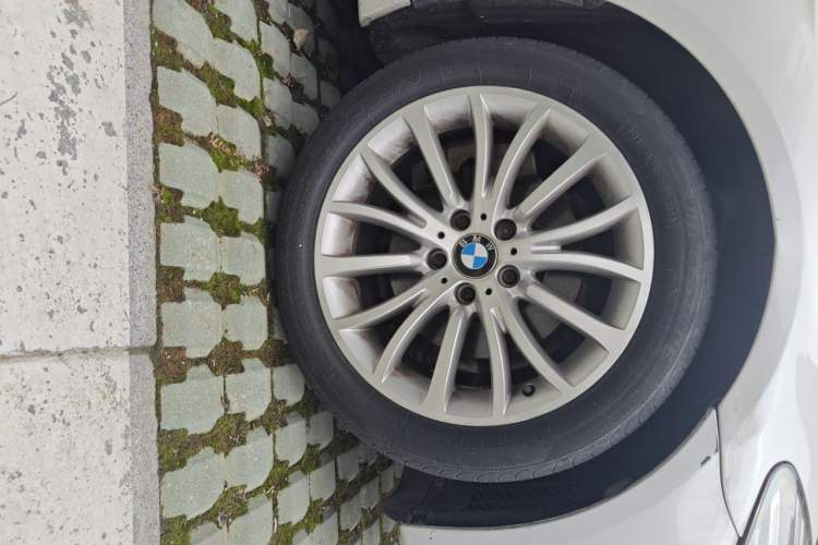 Used BMW 5 Series 2017 525Li Luxury Design Package Right Front Wheel Hub