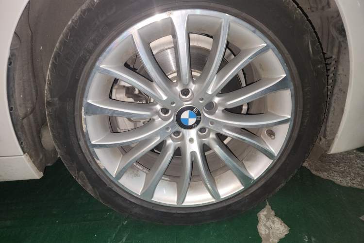 Used BMW 5 Series 2017 525Li Luxury Design Package Right Front Wheel Hub