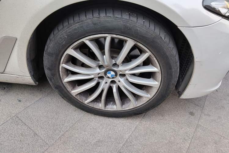 Used BMW 5 Series 2017 525Li Luxury Design Package Right Front Wheel Hub