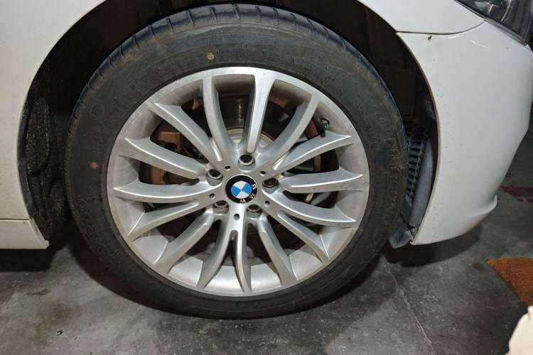 Used BMW 5 Series 2017 525Li Luxury Design Package Right Front Wheel Hub