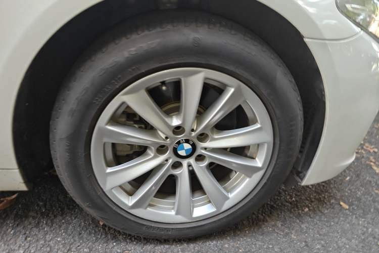 Used BMW 5 Series 2017 520Li Elegant Edition Right Front Wheel Hub