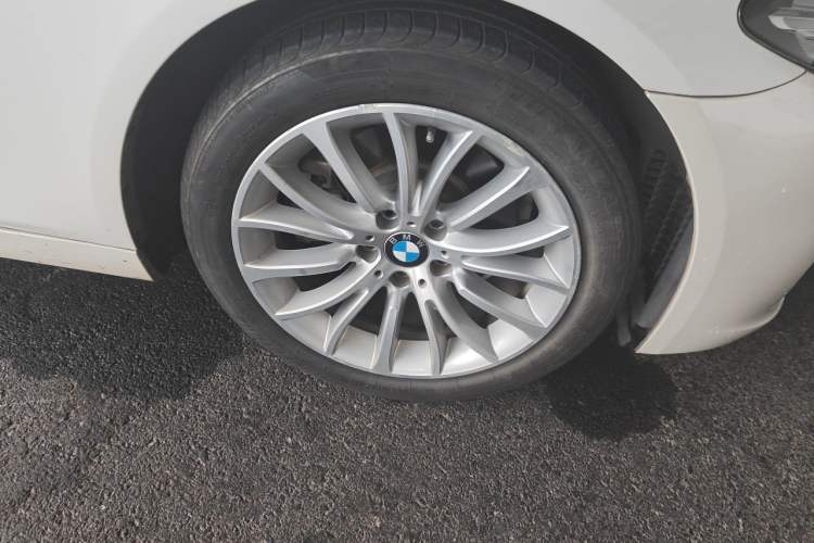Used BMW 5 Series 2017 525Li Luxury Design Package Right Front Wheel Hub