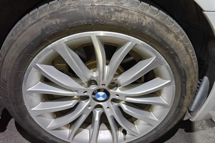 Used BMW 5 Series 2017 525Li Luxury Design Package Right Front Wheel Hub