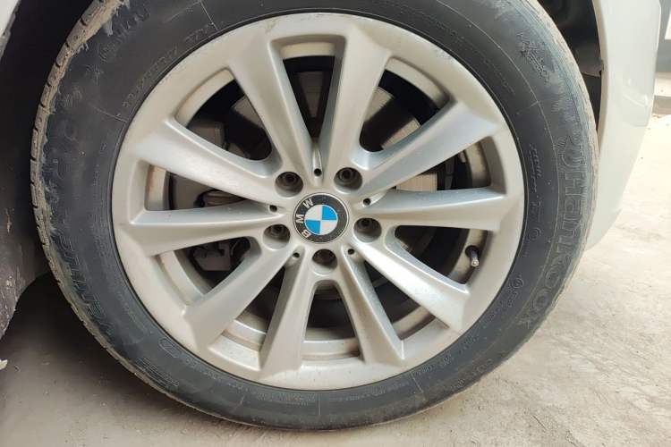 Used BMW 5 Series 2017 520Li Elegant Edition Right Front Wheel Hub