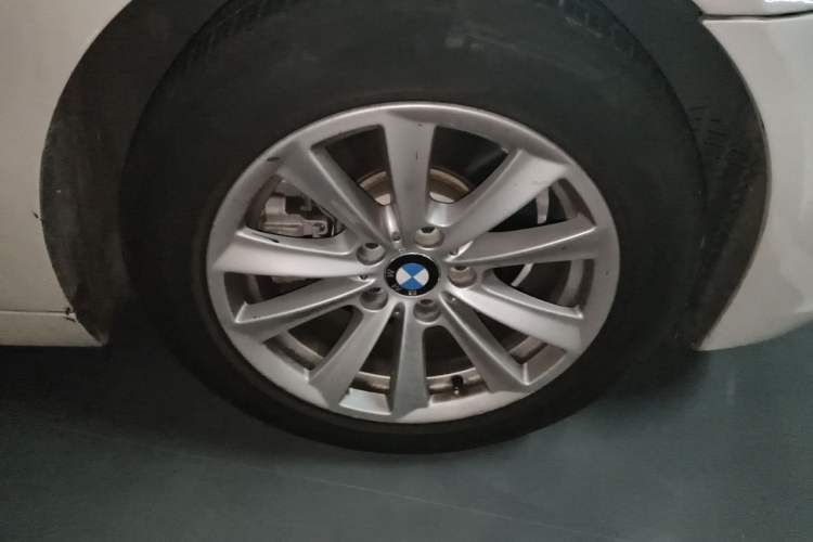Used BMW 5 Series 2017 520Li Elegant Edition Right Front Wheel Hub
