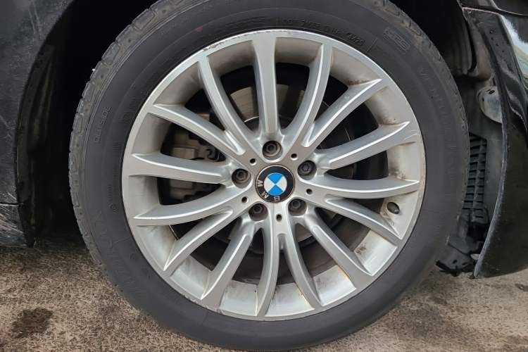 Used BMW 5 Series 2017 525Li Luxury Design Package Right Front Wheel Hub