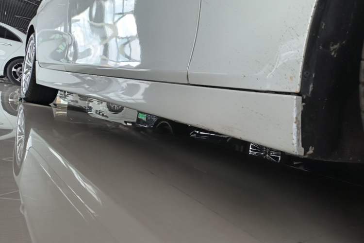 Used BMW 5 Series 2017 525Li Luxury Design Package Right Side Sill