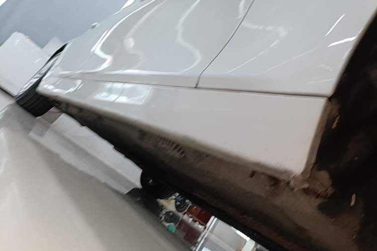 Used BMW 5 Series 2017 525Li Luxury Design Package Right Side Sill