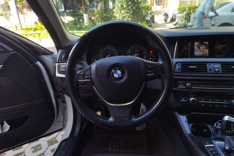 Used BMW 5 Series 2017 525Li Luxury Design Package Steering Wheel