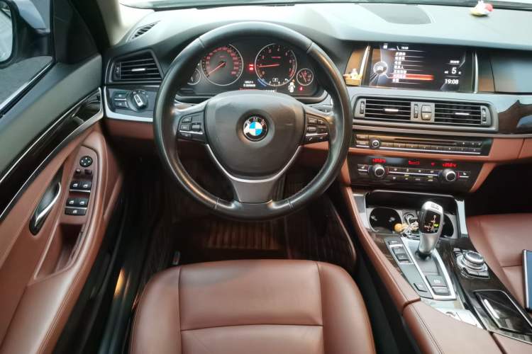 Used BMW 5 Series 2017 525Li Leading Model Steering Wheel