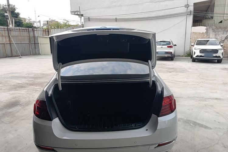 Used BMW 5 Series 2017 525Li Luxury Design Package Trunk