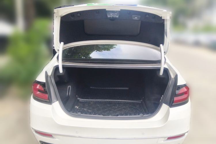 Used BMW 5 Series 2017 525Li Luxury Design Package Trunk