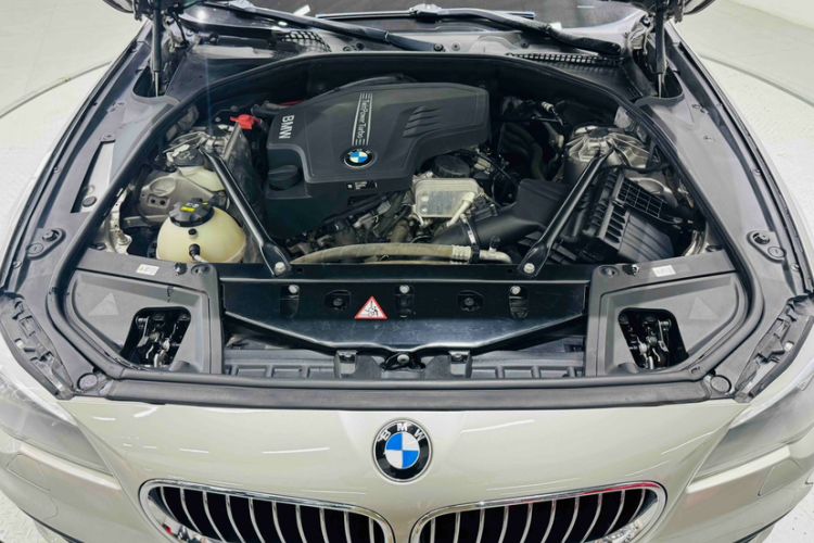 Used BMW 5 Series 2017 528Li Leading Model Engine Bay