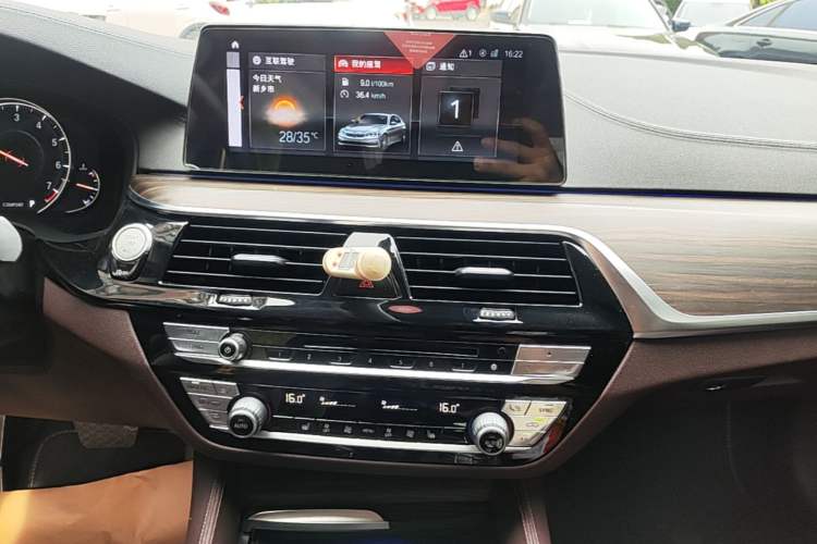 Used BMW 5 Series 2018 Facelifted 530Li xDrive Luxury Package Audio And AC Panel