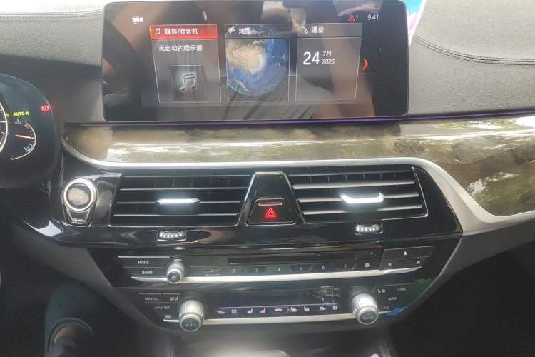 Used BMW 5 Series 2018 530Li Luxury Edition M Sport Package Audio And AC Panel