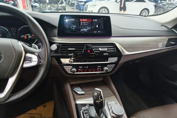 Used BMW 5 Series 2018 Facelifted 530Li Luxury Edition Premium Package Audio And AC Panel