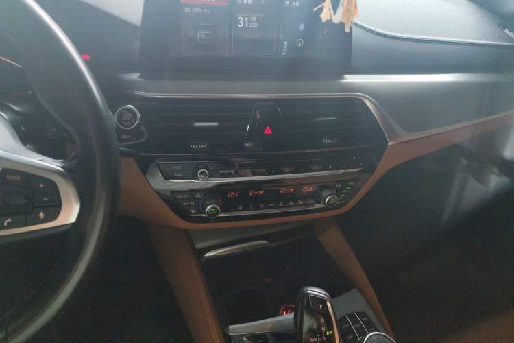 Used BMW 5 Series 2018 525i M Sport Package Audio And AC Panel