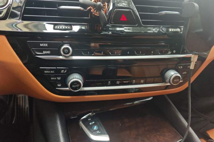 Used BMW 5 Series 2018 528Li Launch Special Edition Audio And AC Panel