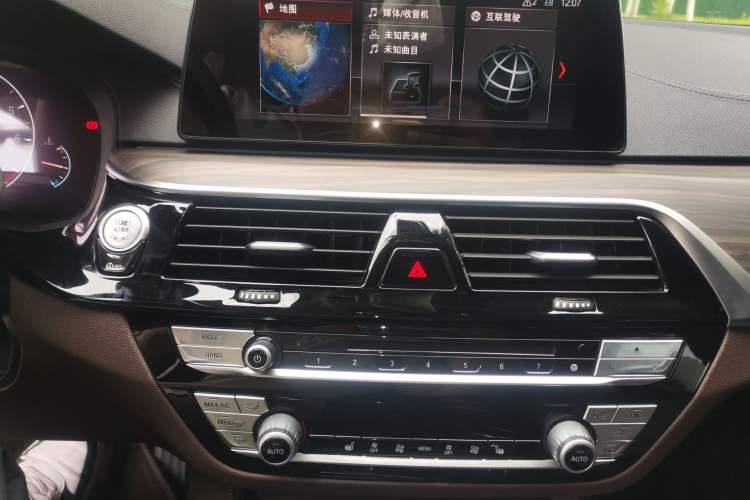 Used BMW 5 Series 2018 Revised Version 530Li Leading Edition Luxury Package Audio And AC Panel
