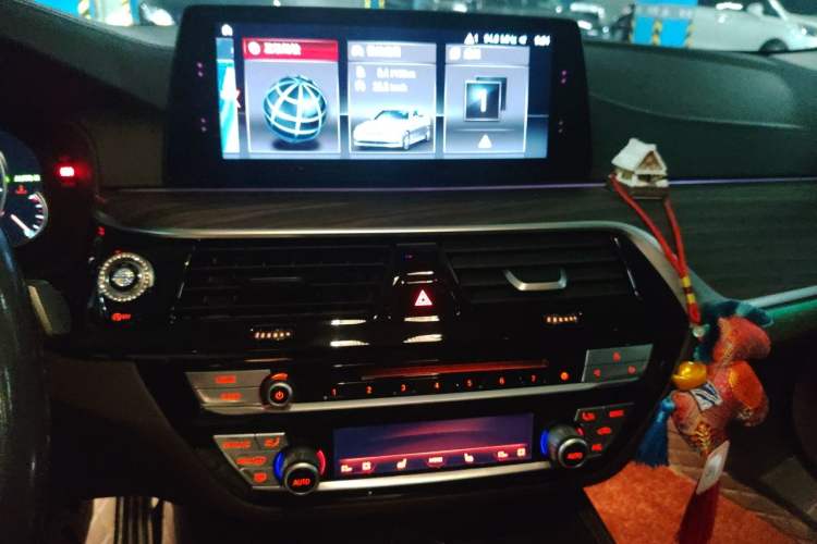 Used BMW 5 Series 2018 Facelifted 530Li Luxury Edition Premium Package Audio And AC Panel