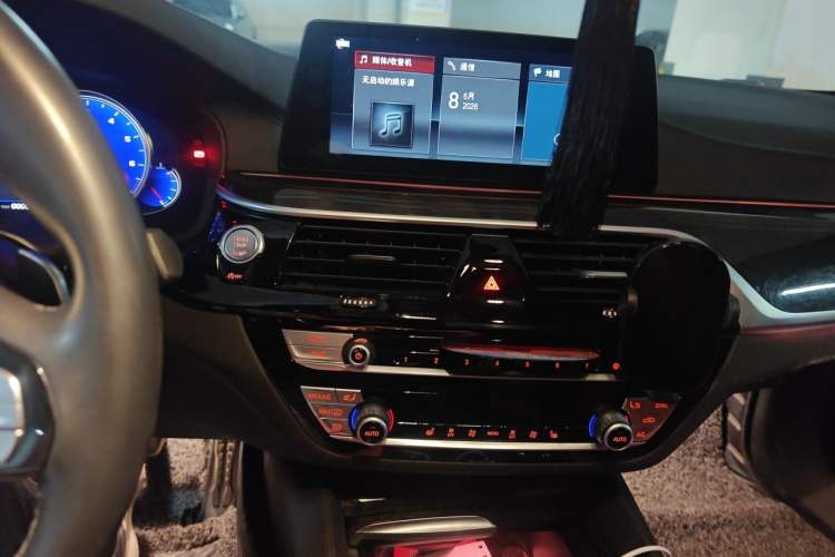 Used BMW 5 Series 2018 Restyled 530Li Leading Edition M Sport Package Audio And AC Panel