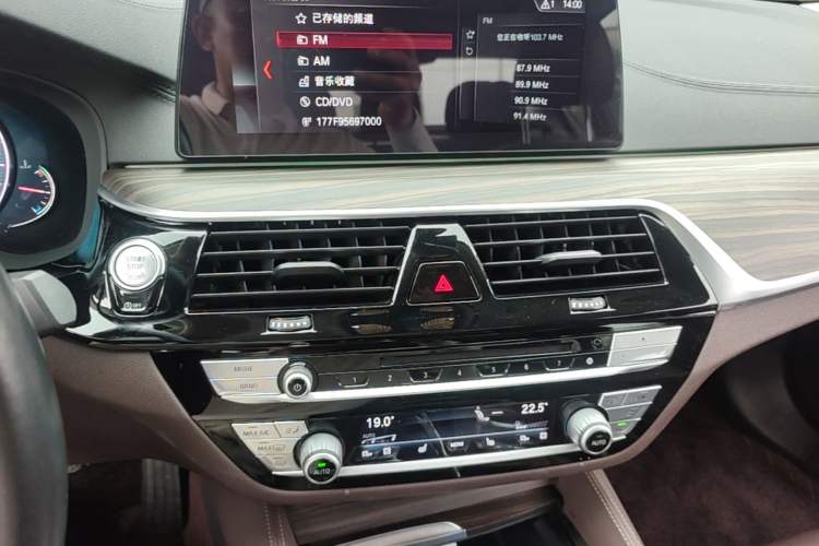 Used BMW 5 Series 2018 Facelifted 530Li Luxury Edition Premium Package Audio And AC Panel