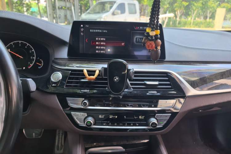 Used BMW 5 Series 2018 525Li M Sport Package Audio And AC Panel