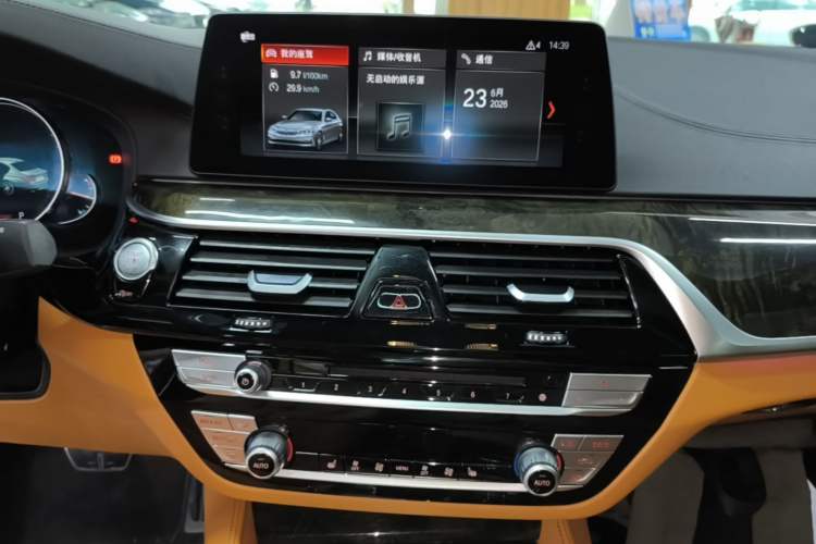 Used BMW 5 Series 2018 Restyled 530Li Leading Edition M Sport Package Audio And AC Panel