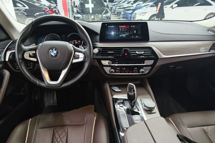 Used BMW 5 Series 2018 Facelifted 530Li Luxury Edition Premium Package Center Console
