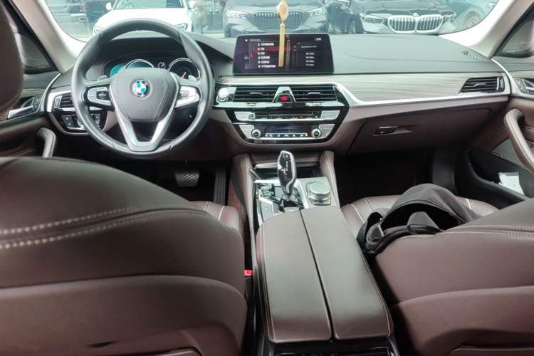 Used BMW 5 Series 2018 Facelifted 530Li Luxury Edition Premium Package Center Console