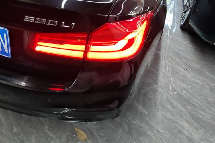 Used BMW 5 Series 2018 Restyled 530Li Luxury Edition M Sport Package Exterior 3