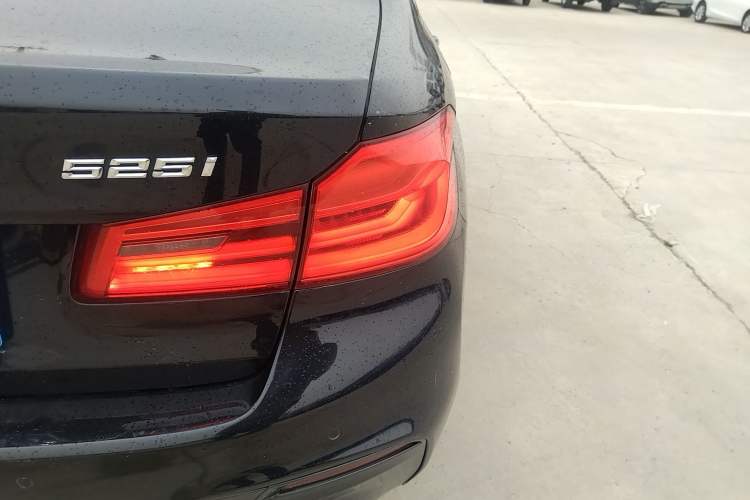 Used BMW 5 Series 2018 525i M Sport Package Exterior 3