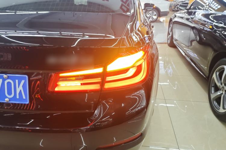 Used BMW 5 Series 2018 Facelifted 530Li xDrive Luxury Package Exterior 3