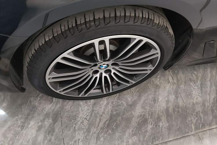 Used BMW 5 Series 2018 Restyled 530Li Luxury Edition M Sport Package Exterior 4
