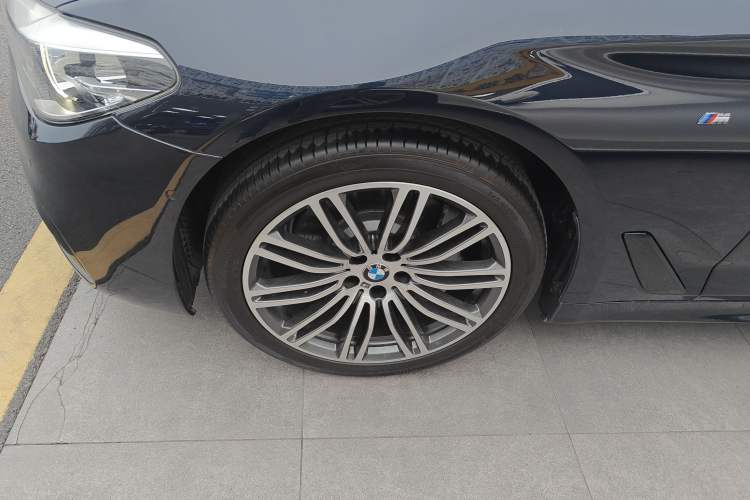 Used BMW 5 Series 2018 Restyled 530Li Leading Edition M Sport Package Exterior 4
