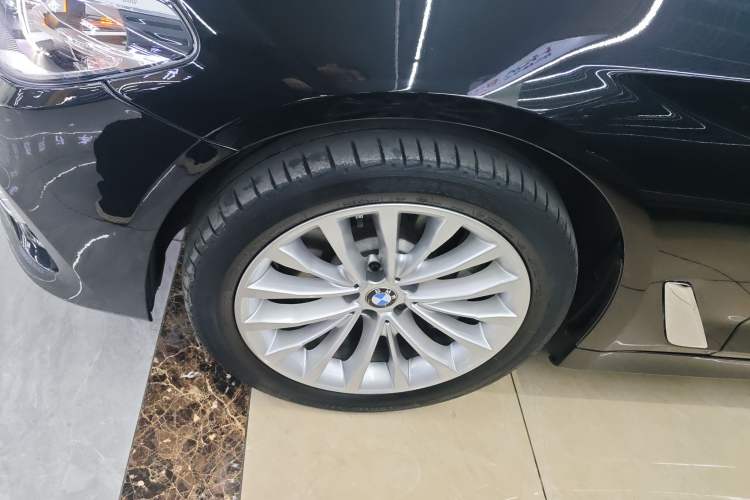 Used BMW 5 Series 2018 Facelifted 530Li xDrive Luxury Package Exterior 4